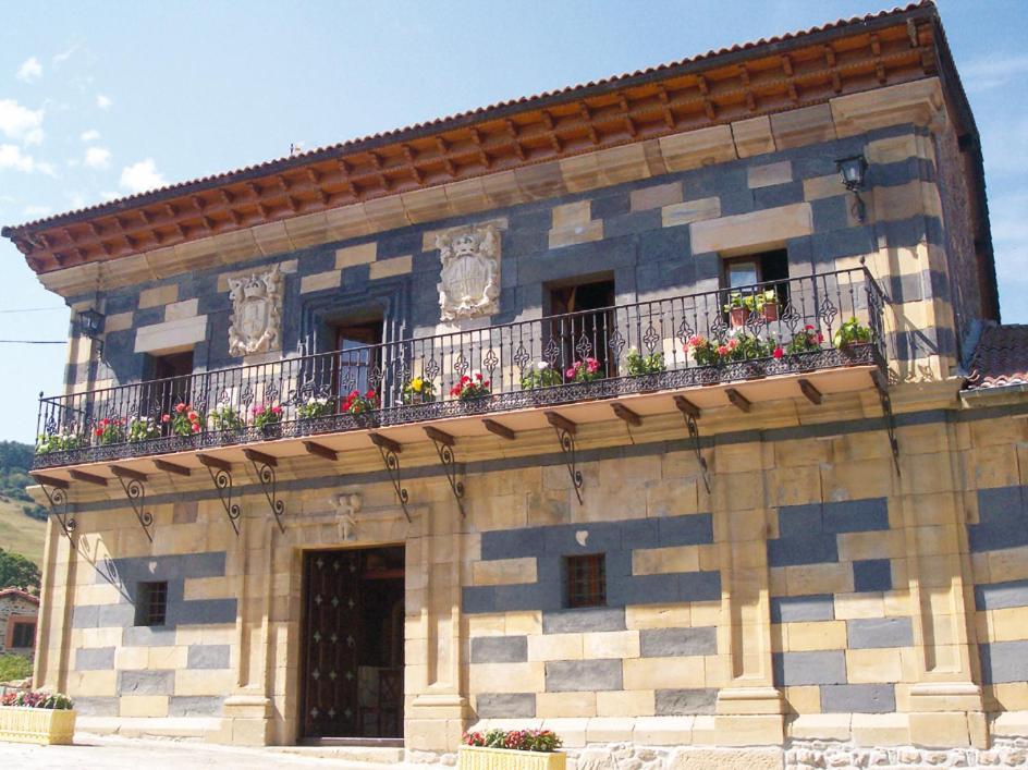 La Casona de Lombraña, en Polaciones  Hostal Exterior foto