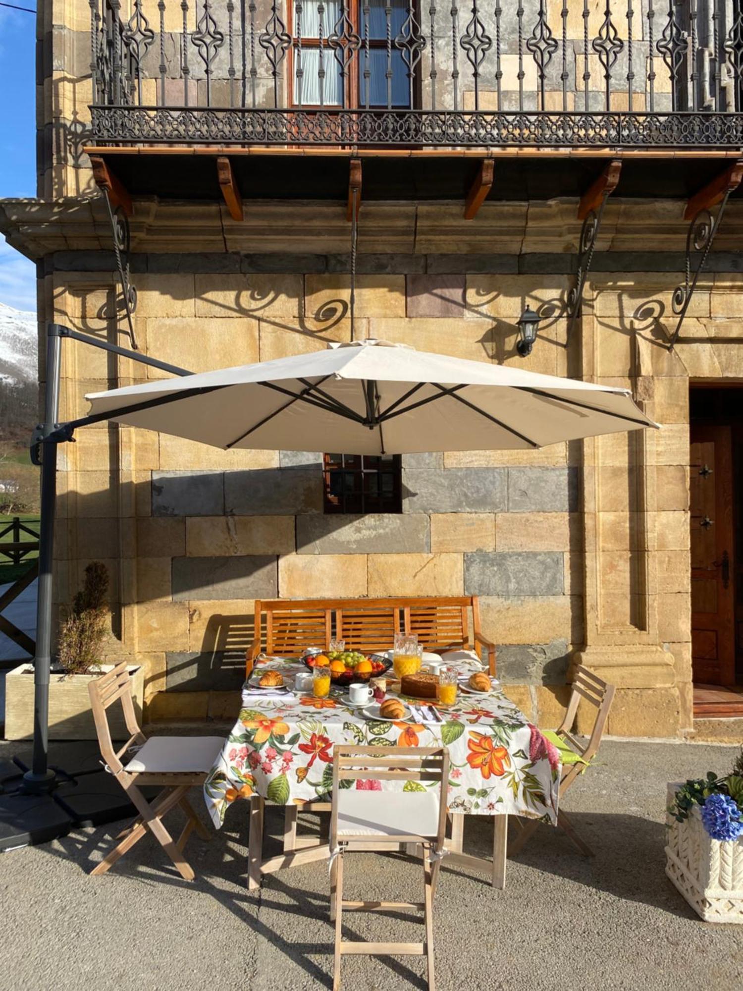 La Casona de Lombraña, en Polaciones  Hostal Exterior foto